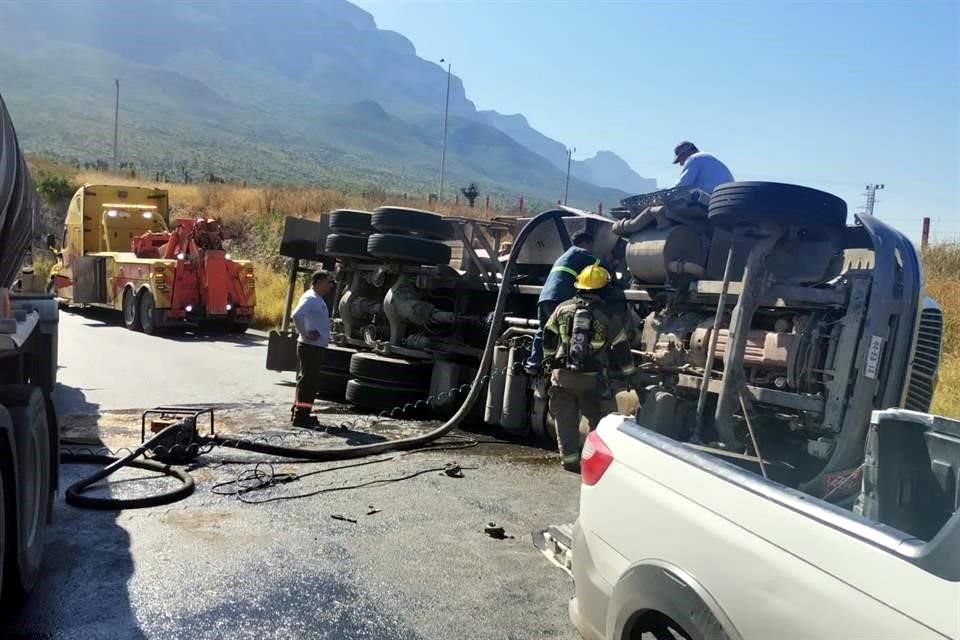 A las 13:00 horas fue reportado el siniestro en la Carretera a Saltillo y el entronque del Anillo Periférico.