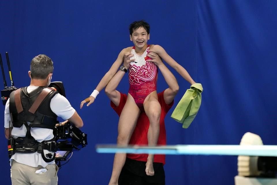 Quan Hongchan logró dos ejecuciones perfectas y ganó el oro.