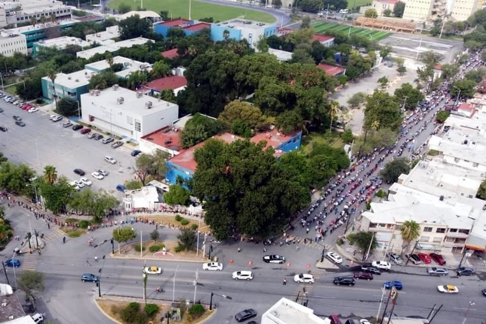 Las calles Aguirre Pequeño y Carlos Canseco registraron una gran cantidad de personas.