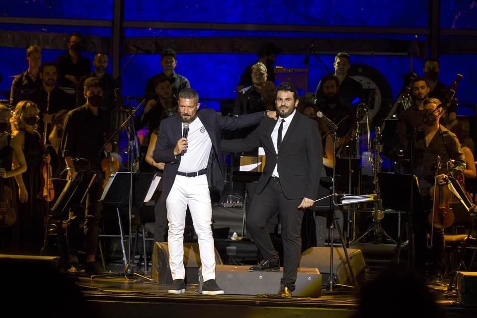 Antonio Banderas y Director de orquesta