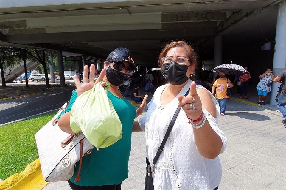 Animosas y sin importar el sol que a mediodía pegó fuerte en la Ciudad, Patricia Gaitán y Eunice, de la Colonia Puerta del Sol Alianza, salieron de la vacunación de la Explanada de los Héroes.