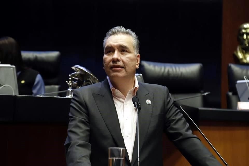 Waldo Fernández, Senador con licencia.
