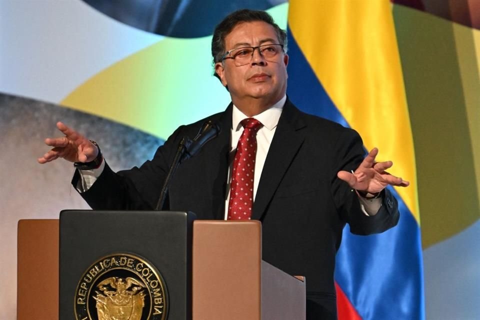 El Presidente Gustavo Petro negó el ingreso de aviones militares con deportados a Colombia, y el Mandatario Donald Trump respondió con la imposición de aranceles.
