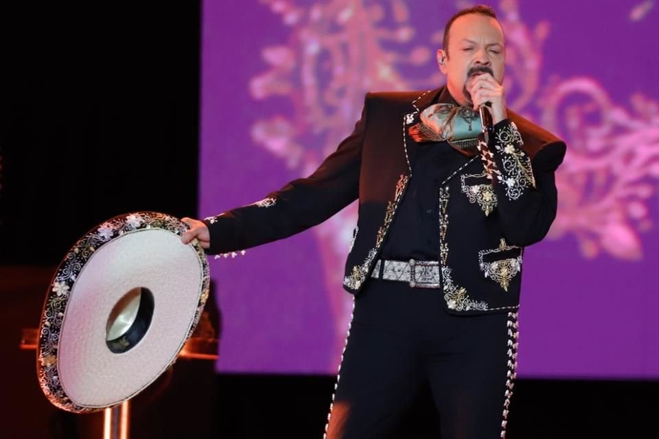 Comprometido con las tradiciones mexicanas, Pepe Aguilar adquirió el equipo de charrería de Los Tres Potrillos, de los Fernández.