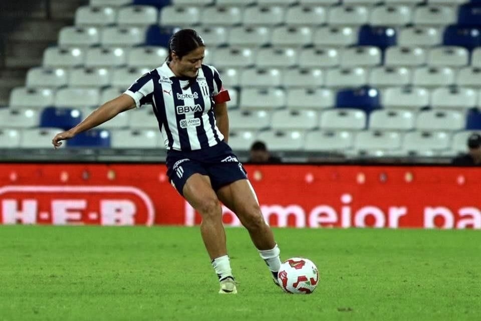 Rebeca Bernal y las demás defensoras de Rayadas deberán estar muy atentas con Charlyn Corral, la campeona de goleo.