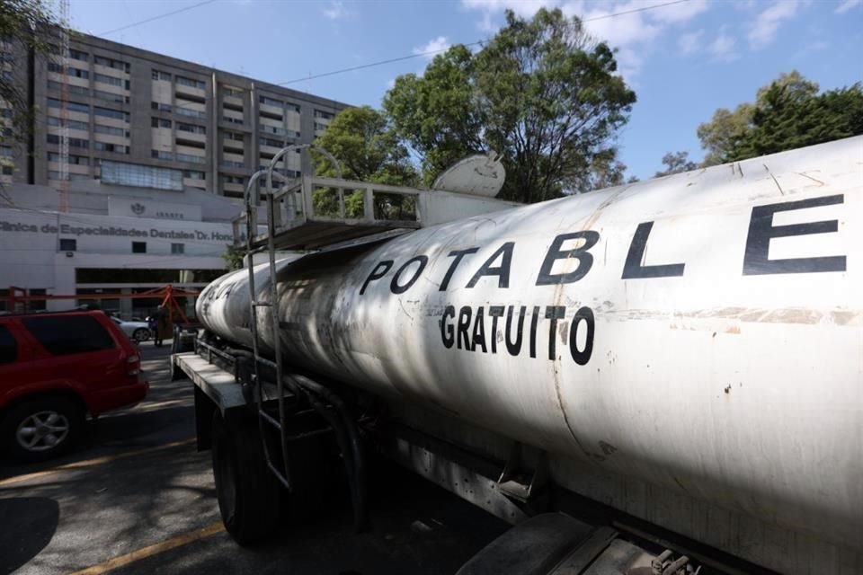 Tras el cierre, les fueron enviadas pipas de agua potable.