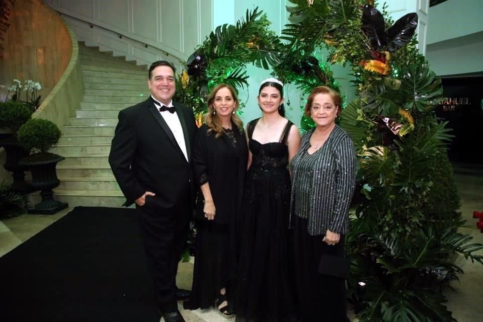 Everardo Alanís, María Rosa Valdés, Laura María Alanís y María del Carmen Guerra