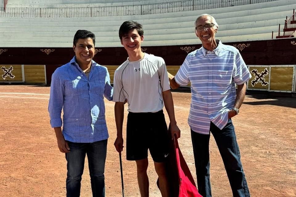 El novillero Luis Garza (al centro) tendrá presentaciones antes de finalizar este año.