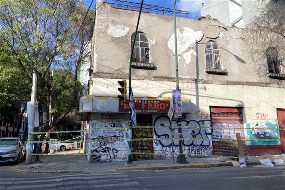 Colonos de Santa María La Ribera temen que una construcción que ha tenido desprendimientos en los últimos días termine de desplomarse.