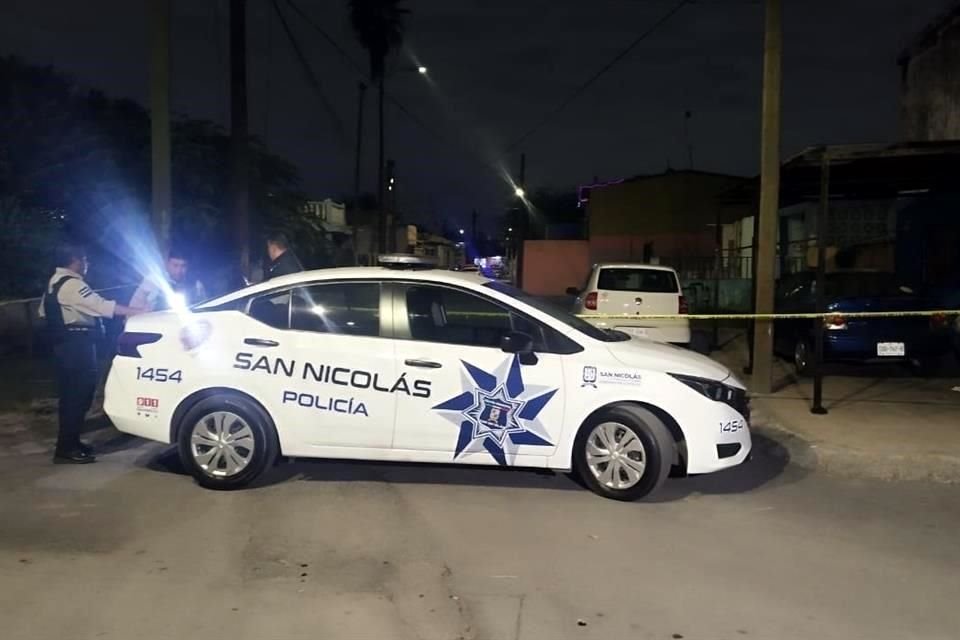 Delincuentes atacan a balazos desde un automóvil a dos personas que quedaron lesionadas, en la Colonia Constituyentes de Nuevo León.