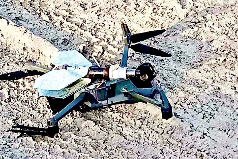 Luego de que se lanzaron drones con explosivos en su contra en San Fernando, policías estatales decomisaron algunos de estos aparatos.