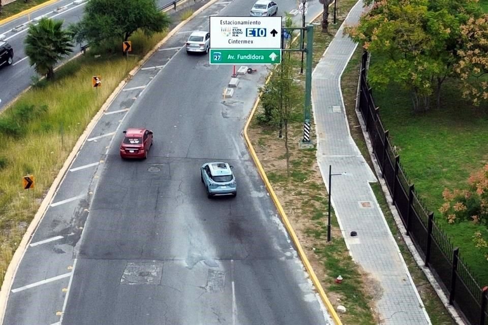 Sin señalamientos ni boyas se incorporan autos que bajan a Aramberri desde la gaza de Félix U. Gómez.