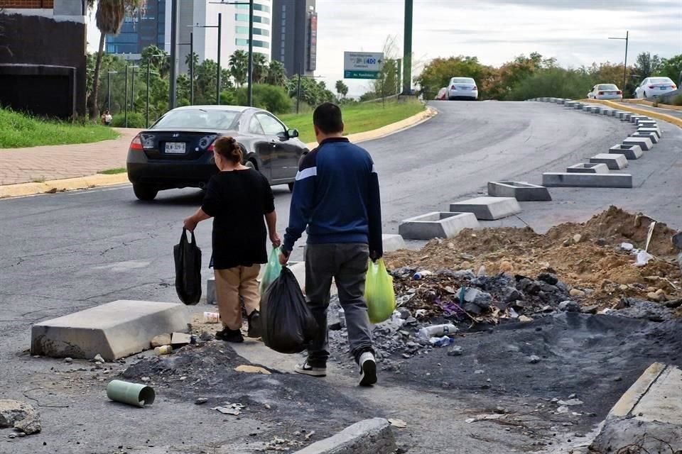 Tierra y escombro bloquean la ciclovía en Aramberri y complican el paso a los peatones.