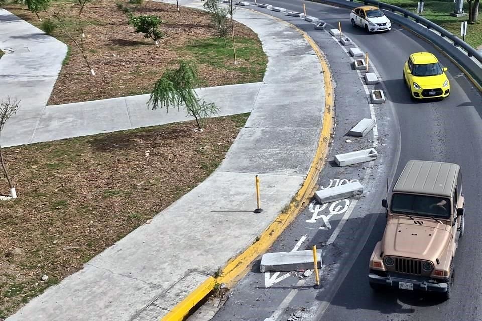 En varios tramos, la ciclovía está bloqueada por las propias jardineras que la delimitan.