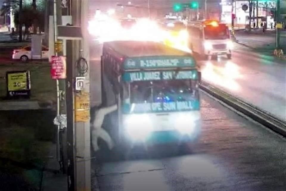 Una cámara del C4 captó cuando el pasajero cayó por la puerta delantera del camión de la Ruta 150, en Guadalupe.