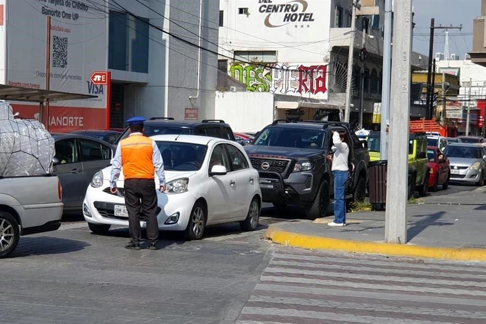 Agentes de Tránsito de Monterrey desviaron el tráfico por las calles Washington y Modesto Arreola.