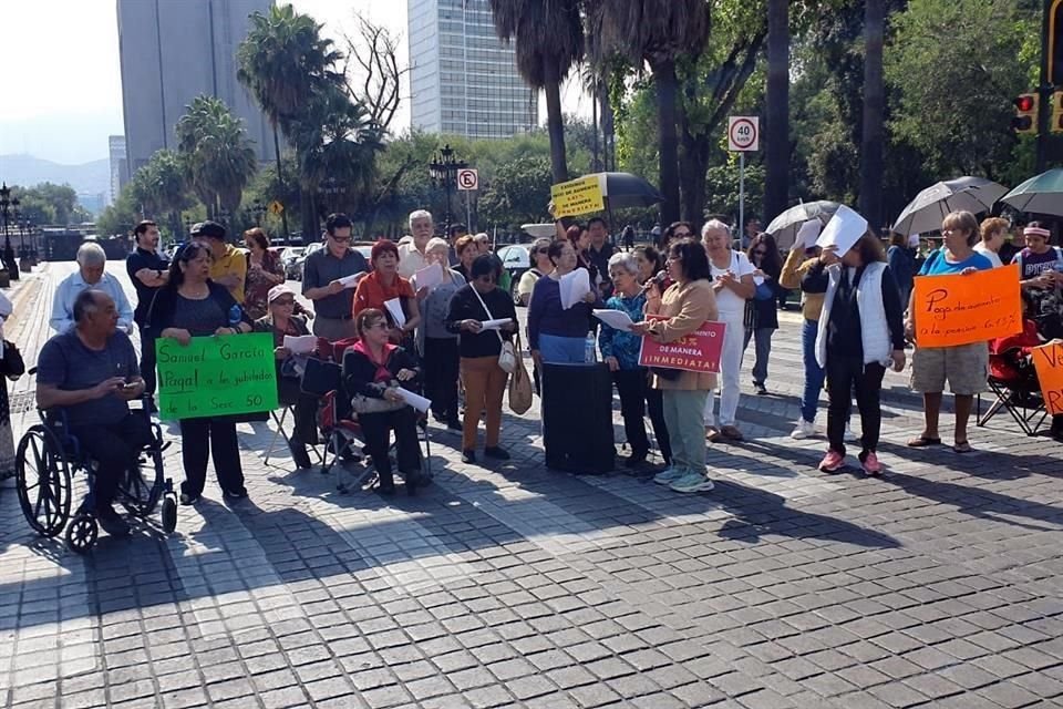 Los manifestantes, algunos en sillas de ruedas, se plantaron a la altura de 5 de Mayo a lanzar consignas contra el Gobierno.