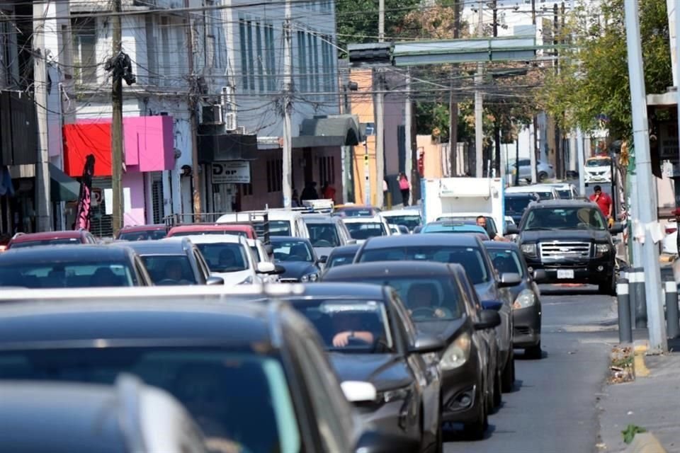 Las hileras de vehículos congestionan calles aledañas al Palacio de Gobierno.