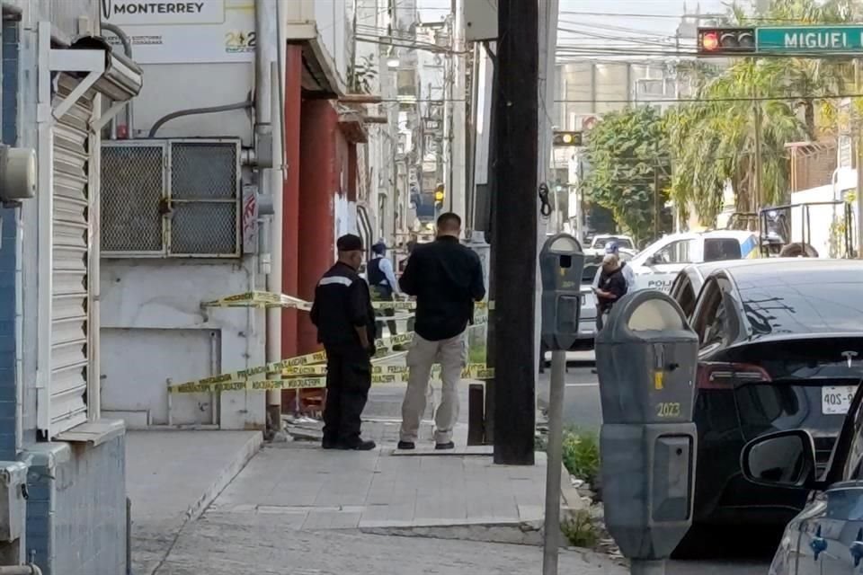 Policías y peritos de la Fiscalía custodian la zona donde estaba el tambo, en la calle Reforma, entre Corona y Miguel Nieto. 