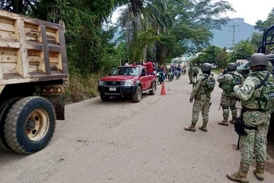 Pobladores cerraron los dos accesos a Jaltenango La Paz, cabecera del municipio de Ángel Albino Corzo, Chiapas con la exigencia de que el Ejército se retire.