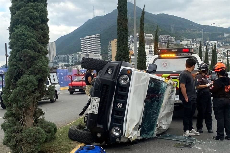 El accidente fue reportado a las 14:20 horas en la Avenida Batallón de San Patricio y la rotonda de la calle María Izquierdo, frente al Hospital Zambrano Hellion.