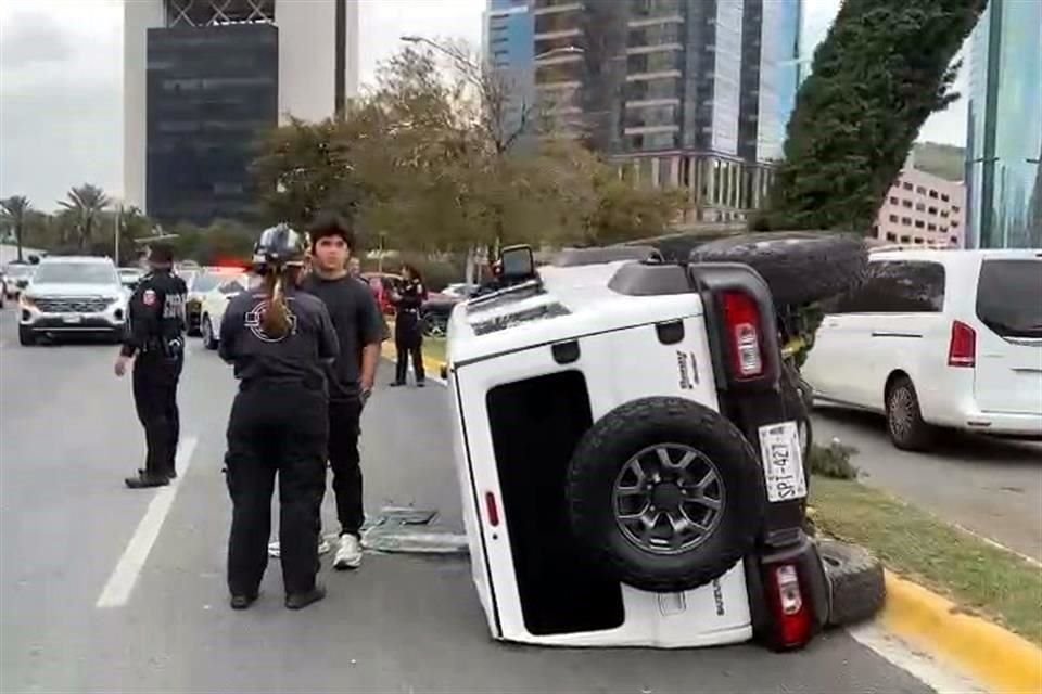 El Suzuki Jimmy blanco quedó volcado sobre su costado izquierdo a un lado del camellón central y en dirección contraria a la circulación.