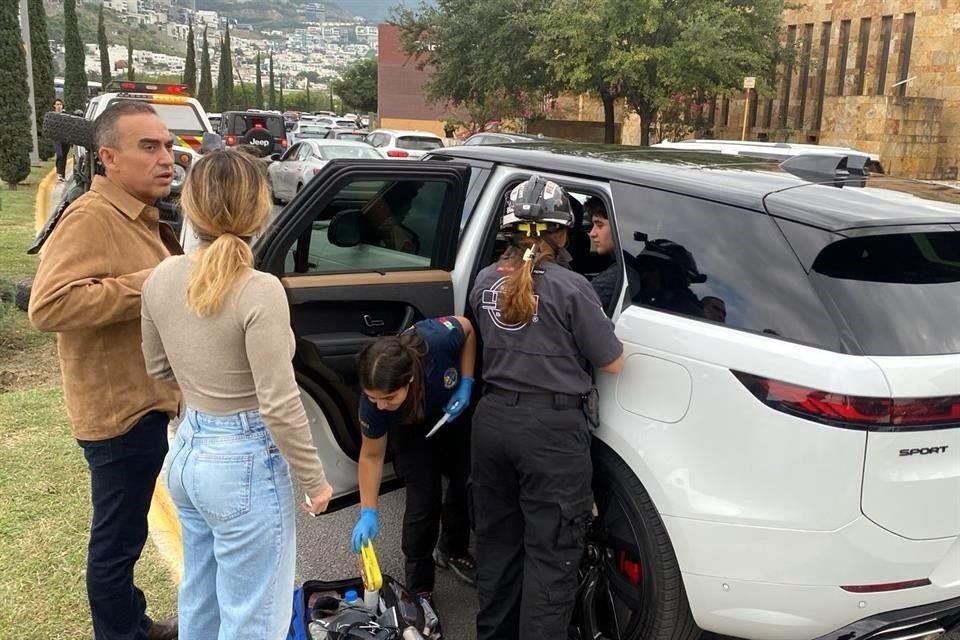 Presuntamente la Suzuki se desplazaba por el carril derecho de la Avenida Batallón de San Patricio cuando la otra conductora trató de cambiar de carril sin precaución y lo impactó.