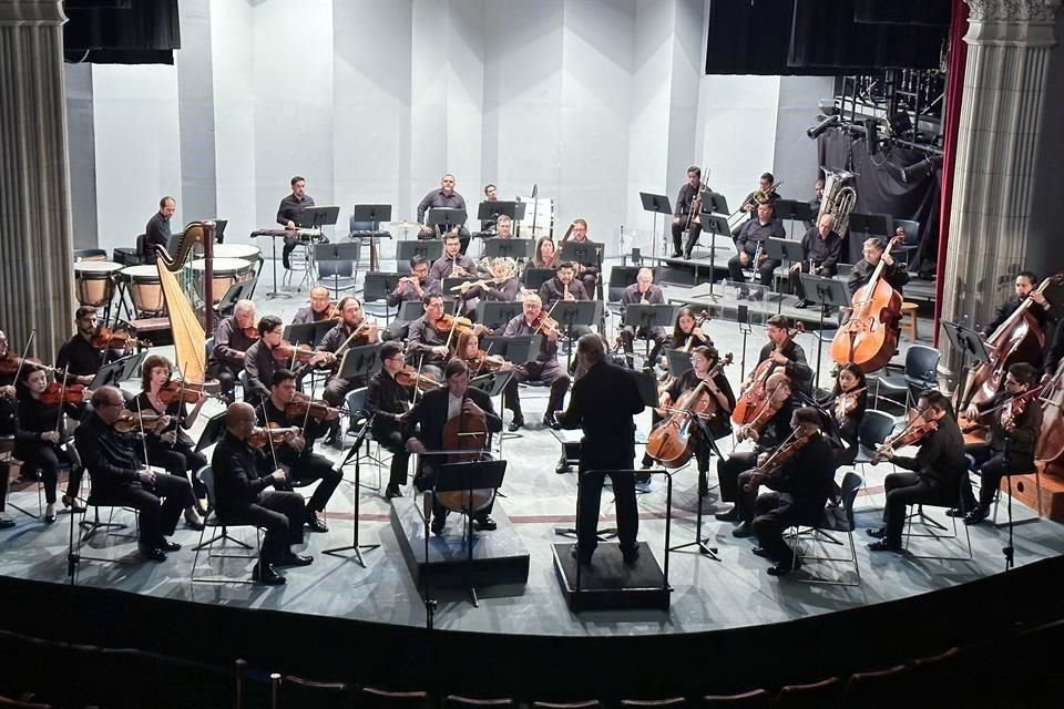 El concierto de la Orquesta Sinfónica de la UANL se realizó en el Aula Magna del Colegio Civil.