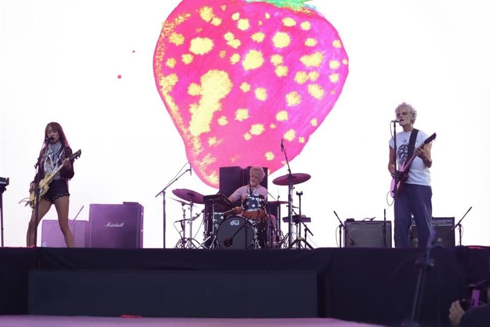 Blonde Redhead debutó en el C. Capital con su shoegaze melancólico, cautivando al público con distorsiones y atmósfera única.