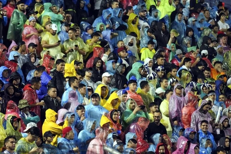 A pesar de la intensa lluvia, los aficionados hondureños llenaron las tribunas del Estadio Francisco Morazán.