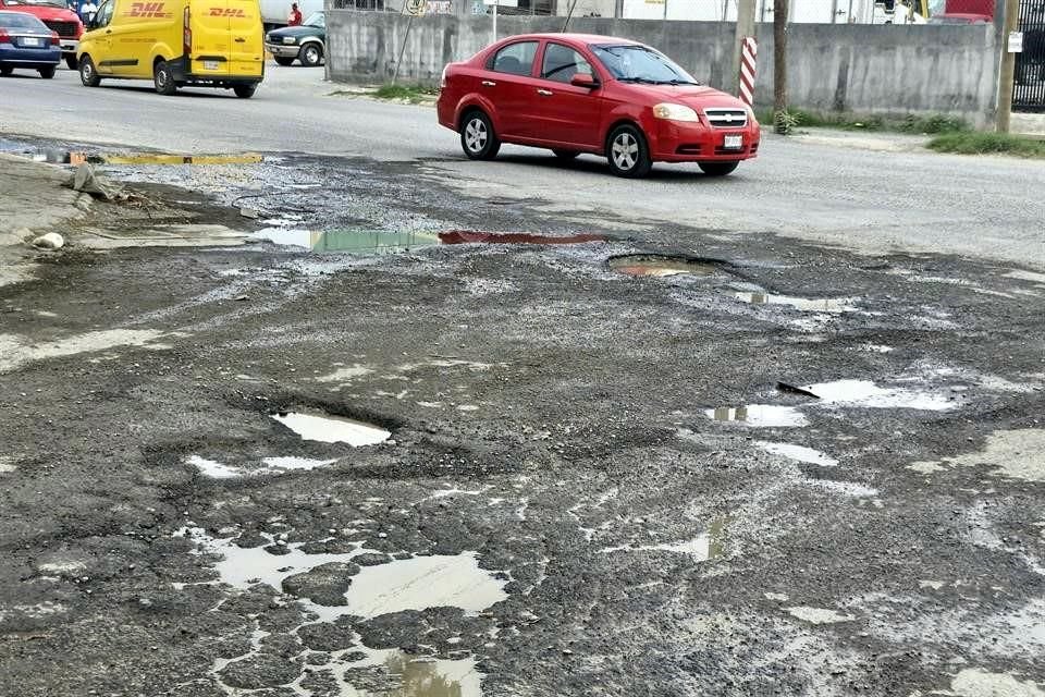 En la Calle Uno y la Calle C abundan los baches y el pavimento con daños, pero ni Guadalupe ni San Nicolás se hacen cargo del recarpeteo. 