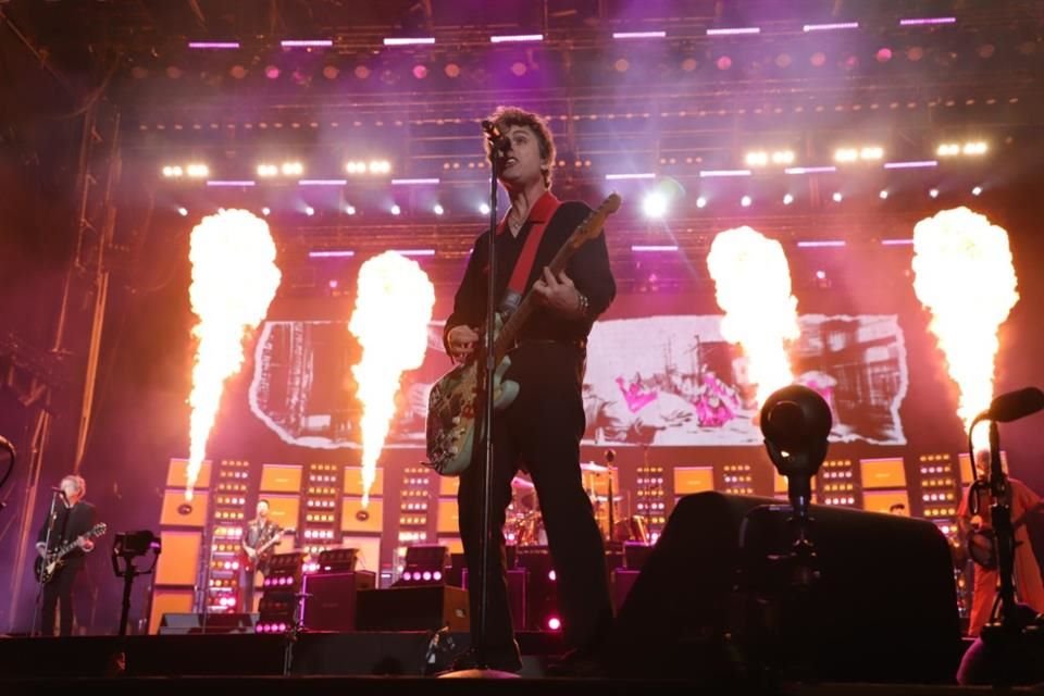 'Viva México', saludó el vocalista, Billie Joe, para arrancar con 'The American Dream Is Killing Me'.