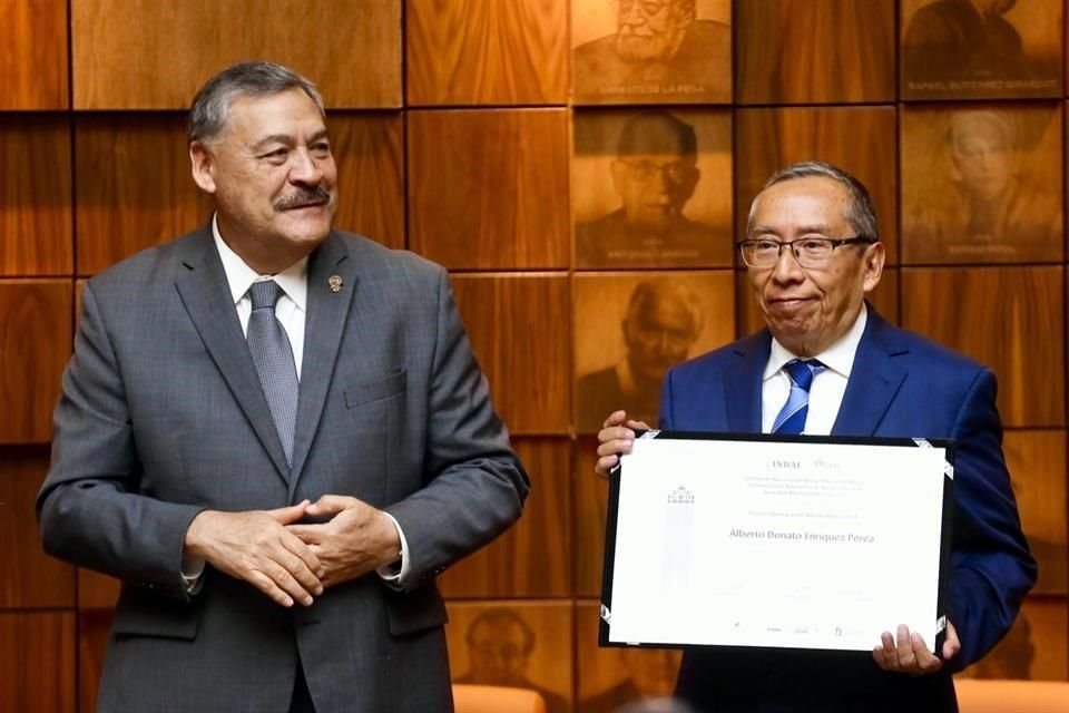 Durante su mensaje, el Rector de la UANL Santos Guzmán López destacó la dedicación de Enríquez Perea.