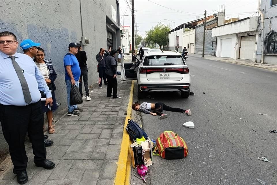 Por el fuerte impacto los ocupantes de la moto salieron proyectados, terminando Gallegos en la banqueta y su sobrina atrás de la camioneta.