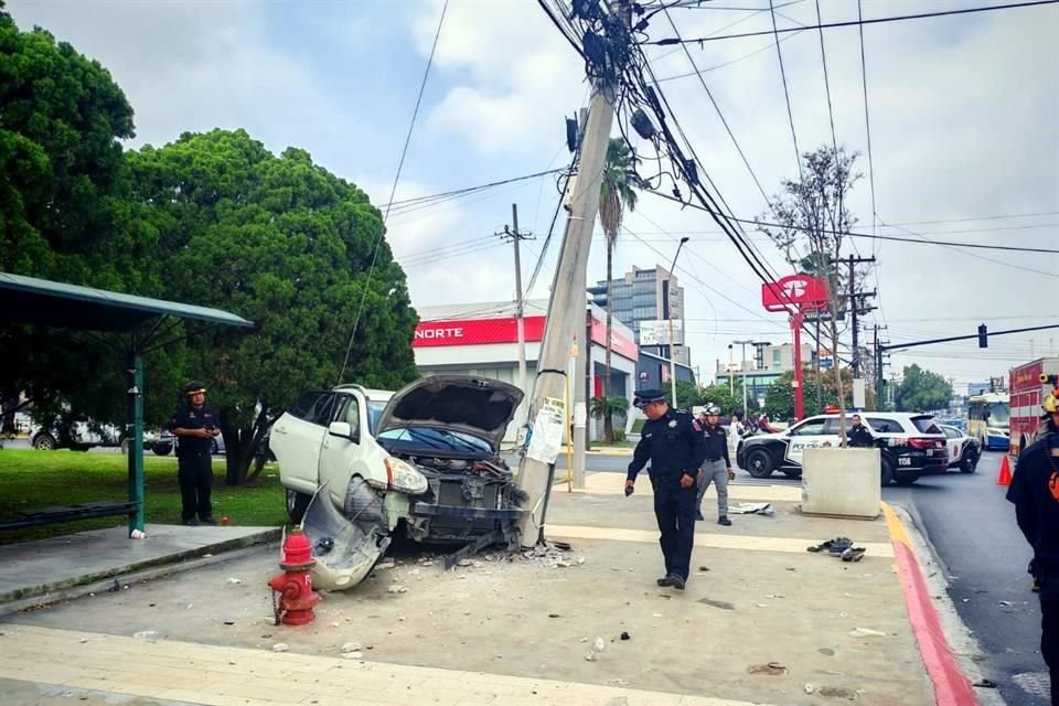 Ante el riesgo de que la estructura cayera, rescatistas y agentes viales cerraron un carril de la circulación hacia el oriente.