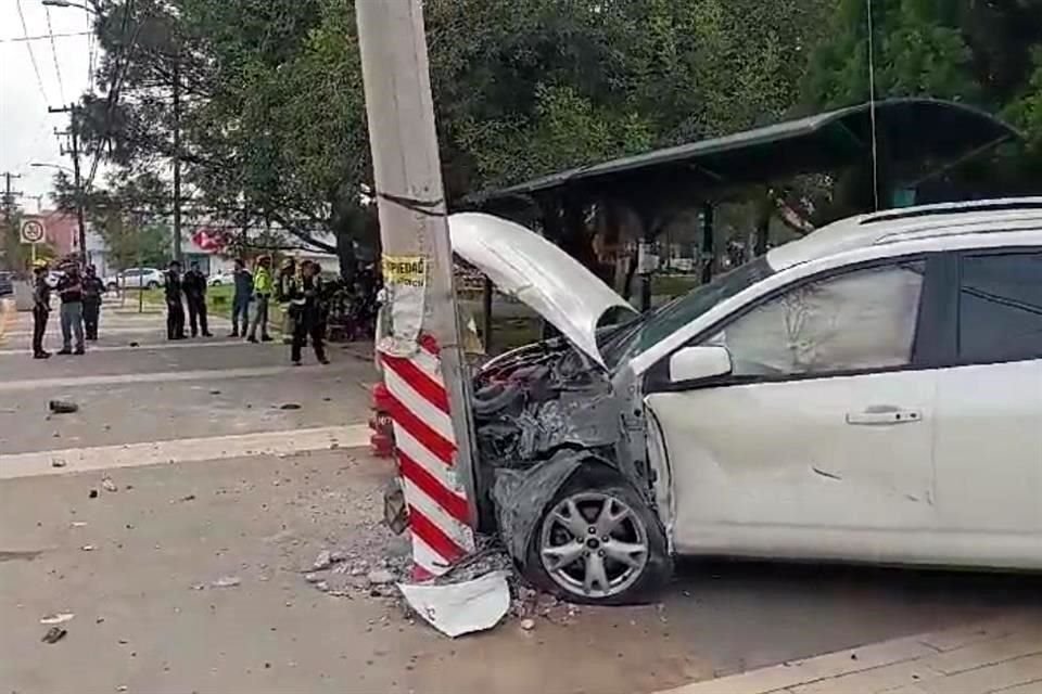 Al lugar llegaron paramédicos de Rescate 911, de Protección Civil del Estado y de la Cruz Roja, así como elementos de Bomberos Nuevo León, quienes auxiliaron a los involucrados.