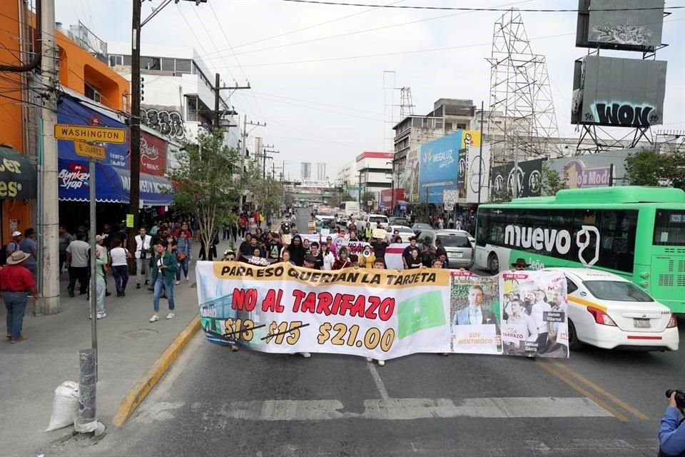 Alrededor de 50 personas caminan por la Avenida Juárez hacia el Palacio de Gobierno.