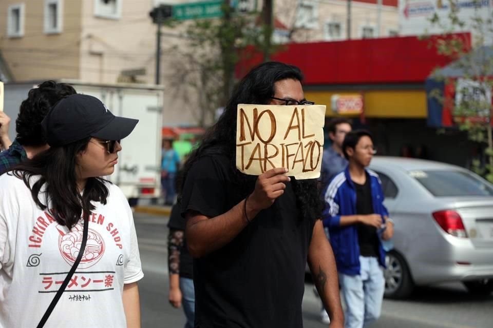 Alrededor de 50 personas caminan por la Avenida Juárez hacia el Palacio de Gobierno.