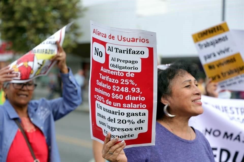 El contingente es vigilado por personal de Protección Civil Estatal y supervisado por integrantes de la Comisión Estatal de Derechos Humanos.