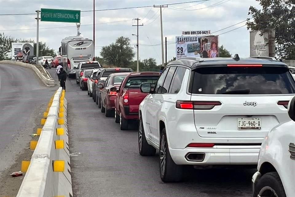 Ignorando las ofertas del Buen Fin en México, miles de conductores saturaron los puentes internacionales.