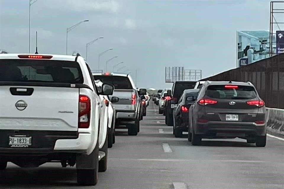 Ignorando las ofertas del Buen Fin en México, miles de conductores saturaron los puentes internacionales.