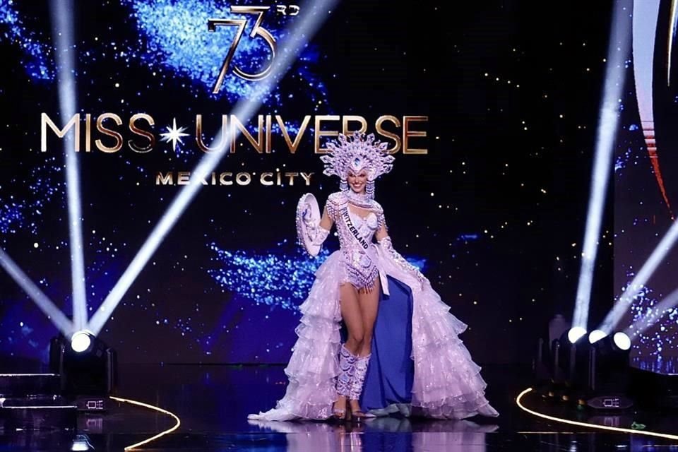 Algunos fans de Miss Universo han entonado porras, otros cantan 'Cielito Lindo' afuera de la Arena CDMX donde se realizará el concurso.