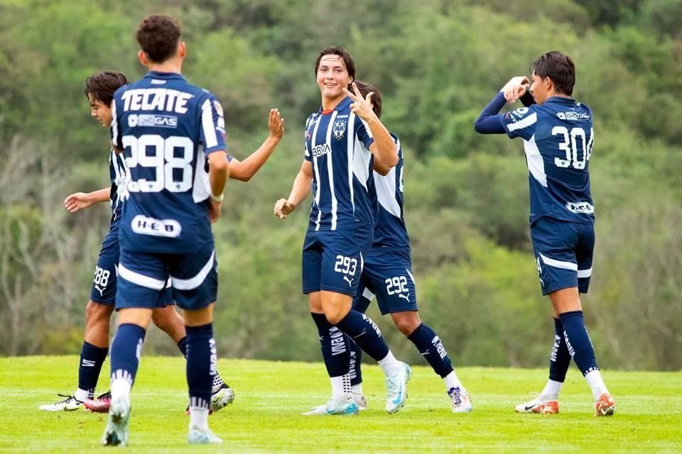 Aldo Patricio De Nigris (al centro) anotó un triplete ante el Atlético de San Luis.