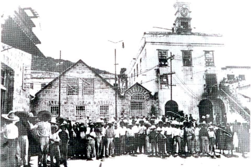 Imágenes de los trabajores en la fábrica en la primera mitad del siglo 20.