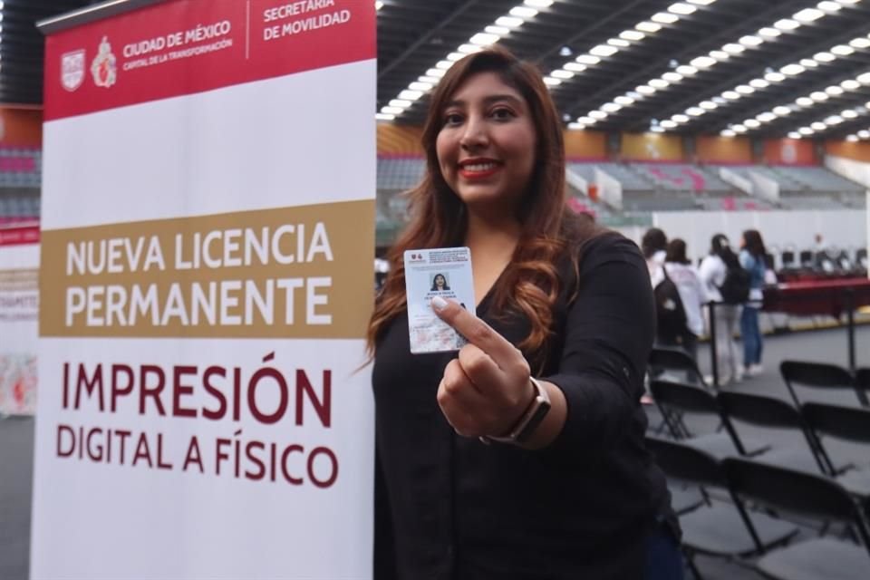 Jessica Olivares fue la primera en recibir la nueva licencia.