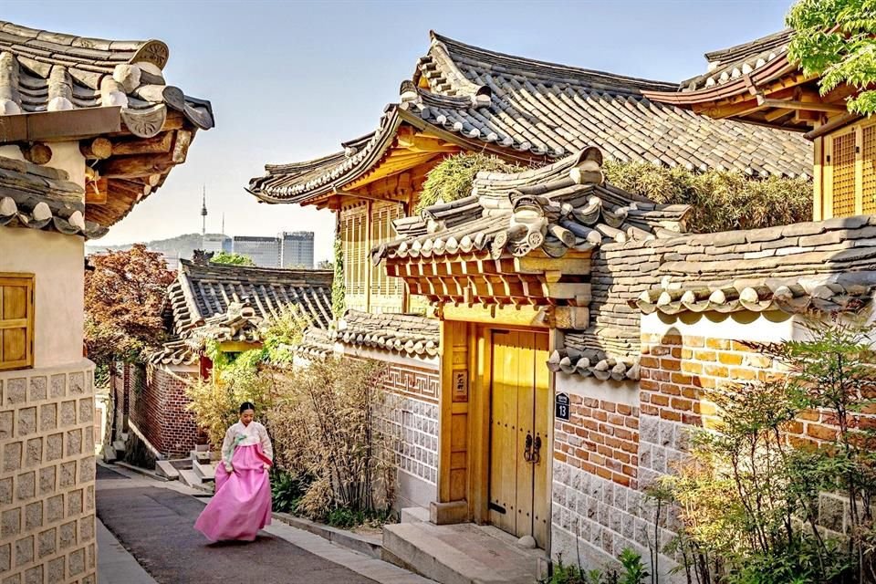 Adéntrate en la belleza tradicional de Bukchon Hanok Village.