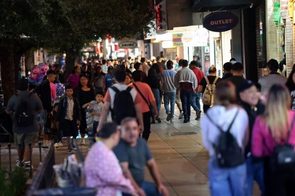 El pasaje comercial lució abarrotado de personas, en el Centro de la Ciudad.