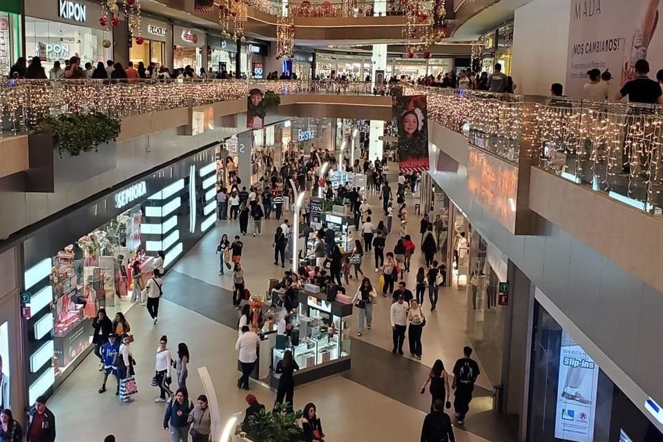 Para aprovechar las ofertas del Buen Fin, los regios recorrieron las tiendas en los centros comerciales de la Ciudad.