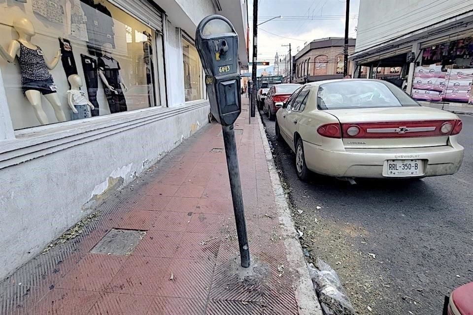 Los parquímetros de Monterrey evidencian el abandono que padece desde hace años.