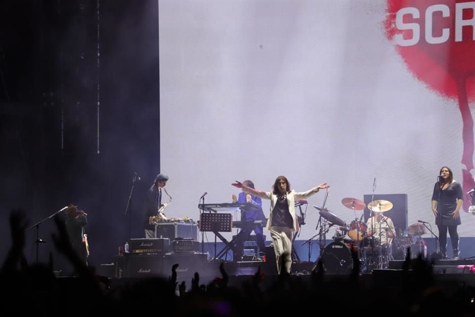 Primal Scream aprovechó su espacio en el tercer escenario del festival C. Capital para ofrecer una mezcla de su música.